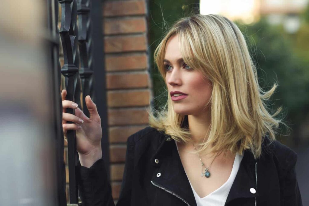 žena s blond vlasmi s moderným strihom