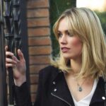 žena s blond vlasmi s moderným strihom