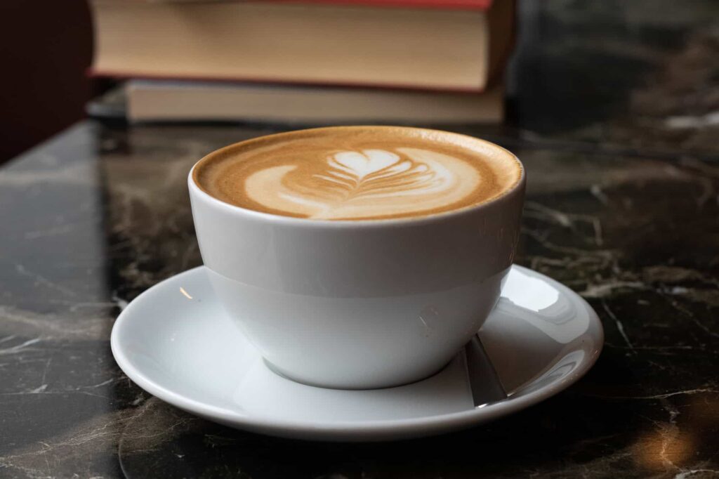šálka cappuccina s latte art