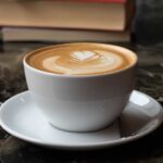 šálka cappuccina s latte art