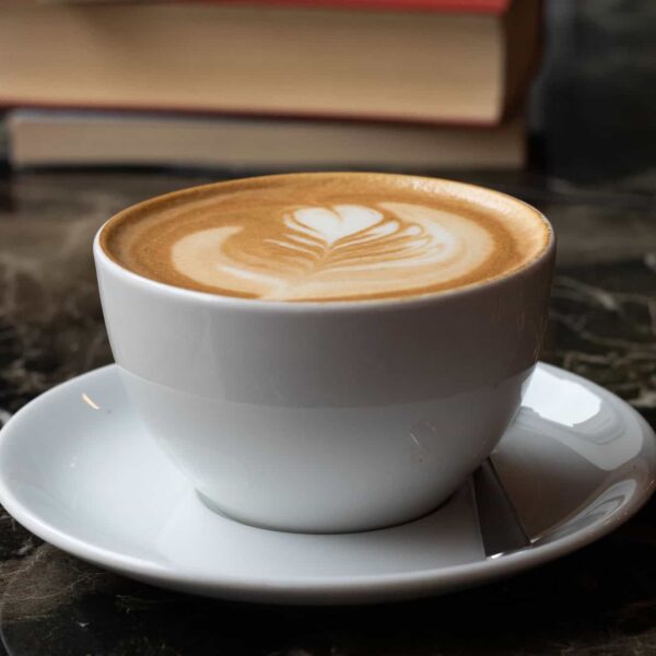 šálka cappuccina s latte art