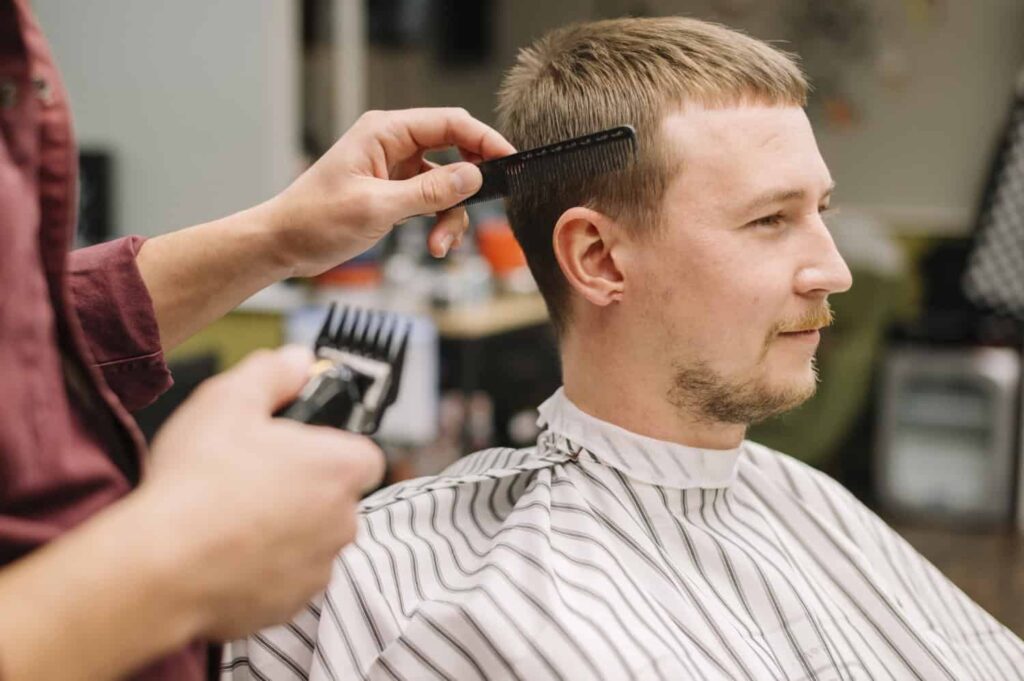 pánske účesy - muž u barbera čaká na nový strih