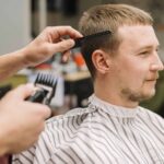 pánske účesy - muž u barbera čaká na nový strih