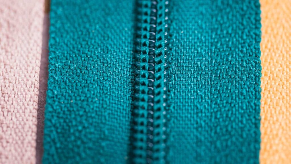 modrý zips na farebnom podklade