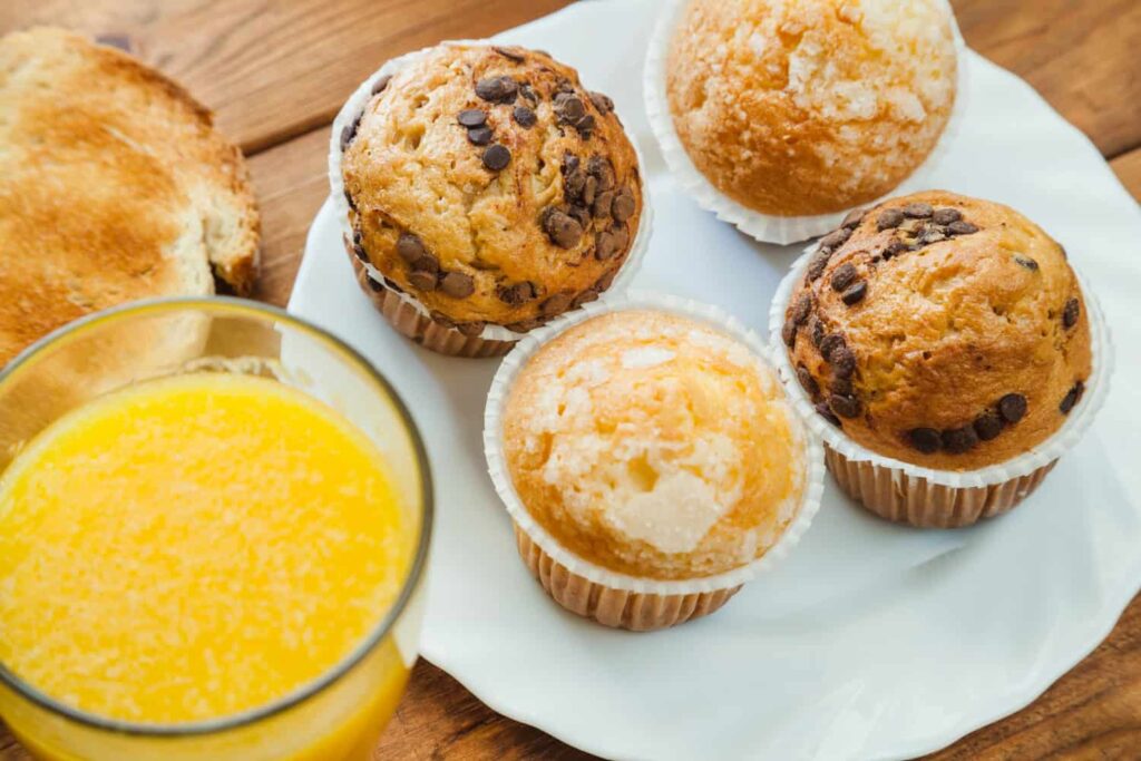 banánové muffiny na stole s pomarančovým džúsom