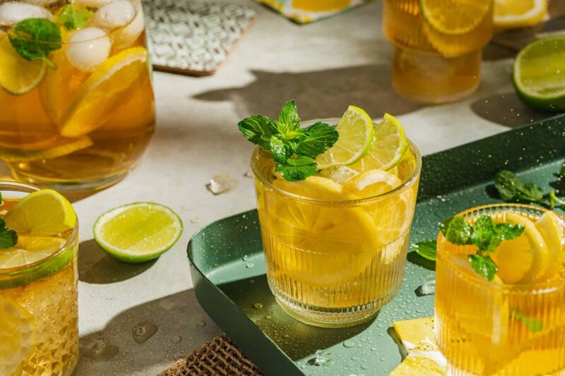 limonáda s bazovým sirupom