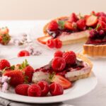 malinový cheesecake obložený ovocím
