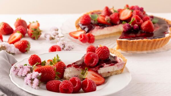 malinový cheesecake obložený ovocím