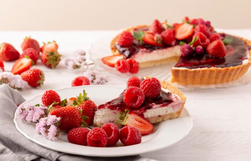 malinový cheesecake obložený ovocím