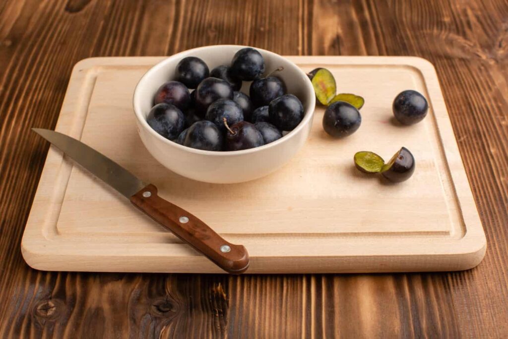 slivky na krájacej doske