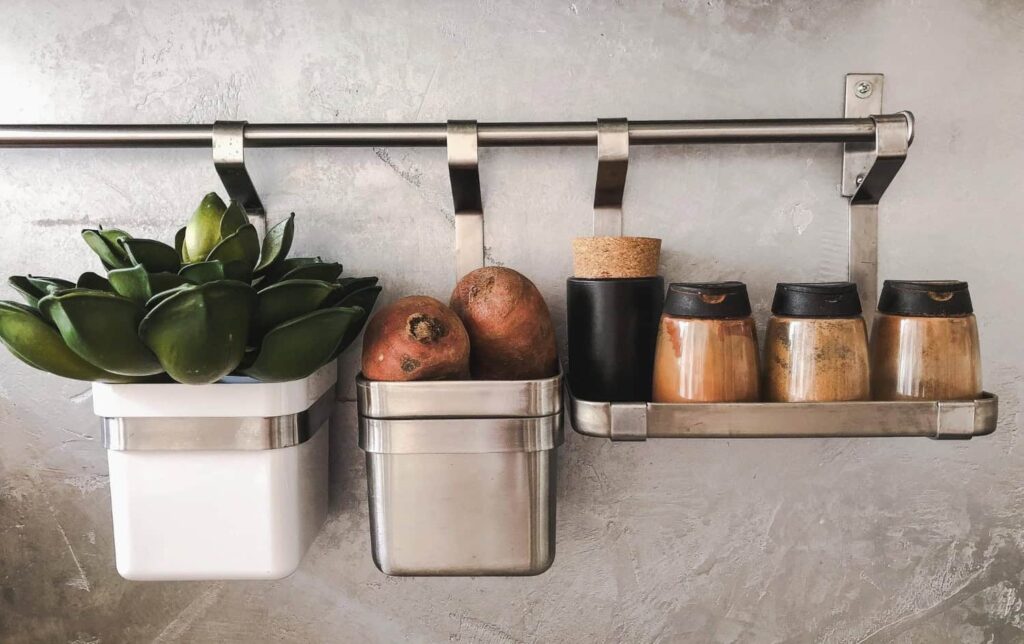 potraviny umiestnené v závesných kuchynských organizéroch