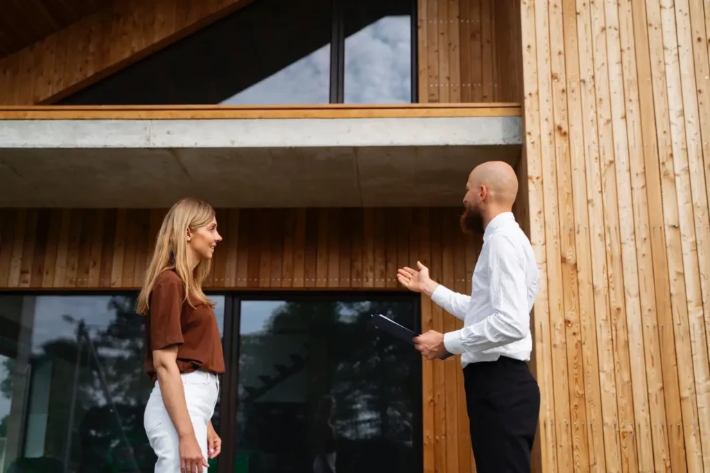 maklér ukazuje klientke drevodom