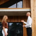 maklér ukazuje klientke drevodom