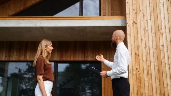 maklér ukazuje klientke drevodom