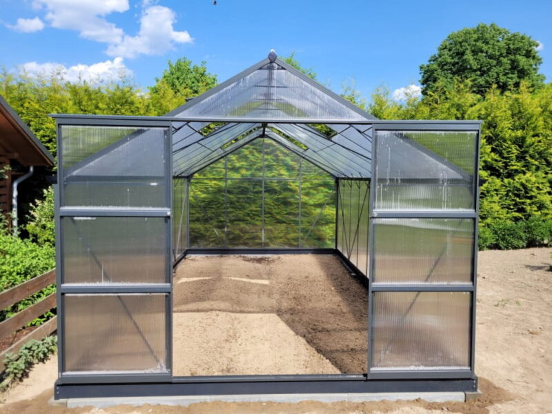 záhradný skleník so šikmou strieškou