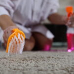 tepovanie kobercov v sivej farbe